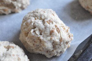 Kerneboller og brød med knækkede hvedekerner