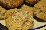 Kerneboller og brød med knækkede hvedekerner