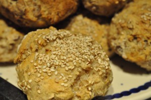 Kerneboller og brød med knækkede hvedekerner