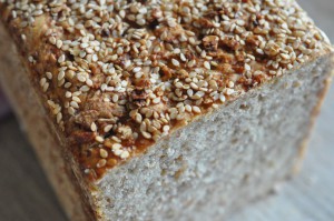 Kerneboller og brød med knækkede hvedekerner