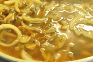 Mørbradbøf i flødesovs med løg & champignon