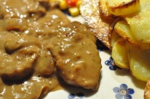 Mørbradbøf i flødesovs med løg & champignon