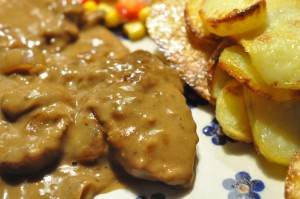 Mørbradbøf i flødesovs med løg & champignon