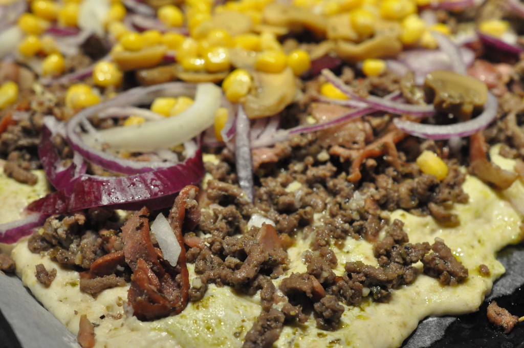 Pizza med oksekød, bacon & løg nem opskrift