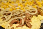 Pizza med oksekød, bacon & løg nem opskrift