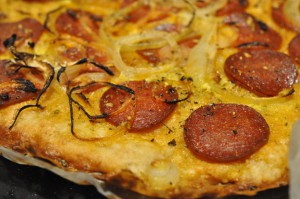 Pizza med oksekød, bacon & løg nem opskrift