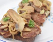 Mørbradbøffer med champignon og bløde løg