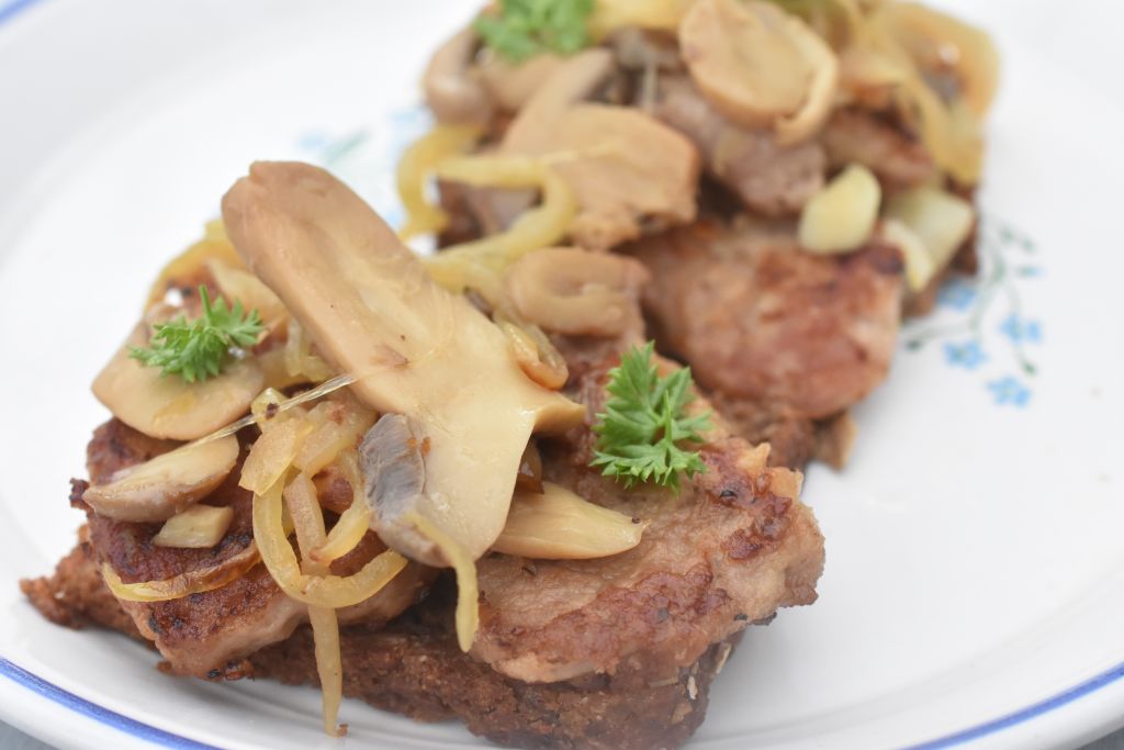 DSC_2389 • nogetiovnen.dk Mørbradbøffer med champignon og bløde løg