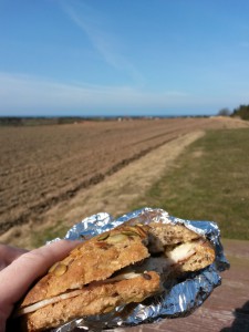 Solskin, havbrus, keramik, kage og livslykke ved Vesterhavet