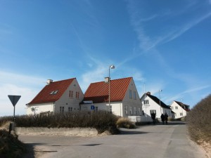 Solskin, havbrus, keramik, kage og livslykke ved Vesterhavet
