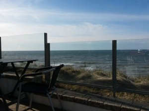 Solskin, havbrus, keramik, kage og livslykke ved Vesterhavet