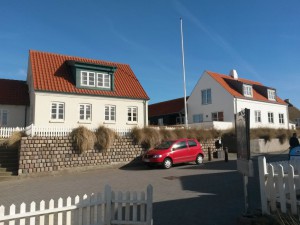 Solskin, havbrus, keramik, kage og livslykke ved Vesterhavet