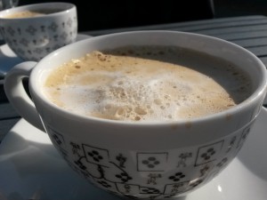 Solskin, havbrus, keramik, kage og livslykke ved Vesterhavet