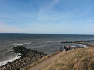 Solskin, havbrus, keramik, kage og livslykke ved Vesterhavet