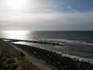 Solskin, havbrus, keramik, kage og livslykke ved Vesterhavet
