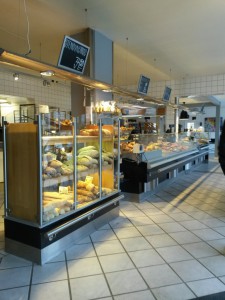 Solskin, havbrus, keramik, kage og livslykke ved Vesterhavet