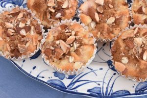 DSC_0391 • nogetiovnenstaging.com Æblemuffins med marcipan - lækre muffins med æbler