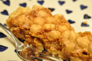 Nøddetærte med kondenseret mælk og hasselnødder - opskrift