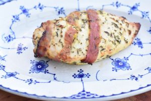 Sennepskylling i ovn med bacon - nem opskrift