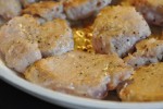 Mørbradbøffer i flødesauce - med løg og peberfrugt