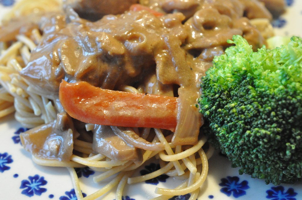 Mørbrad i flødesovs med løg og peberfrugt