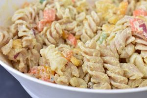 Pastasalat med karrydressing - nem opskrift