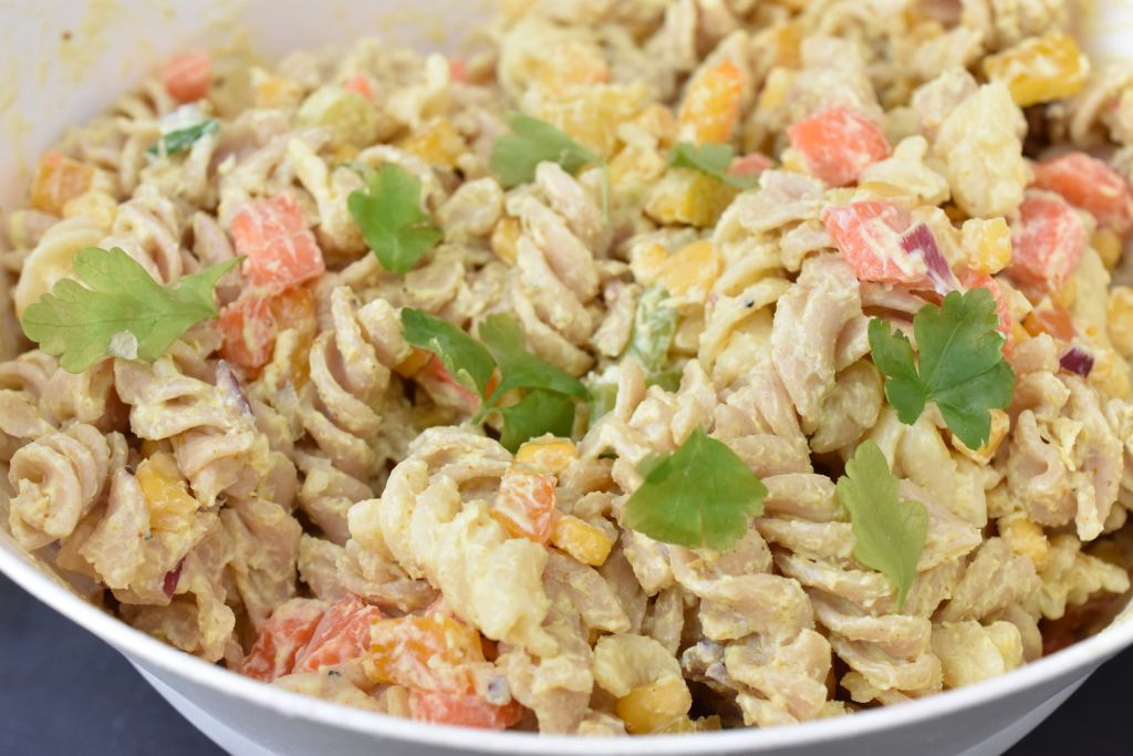 Pastasalat med karrydressing - nem opskrift