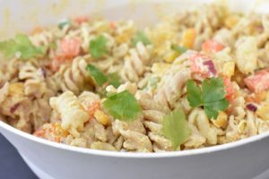 Pastasalat med karrydressing - nem opskrift