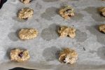 Cookies med tranebær - dejen sættes på bageplade