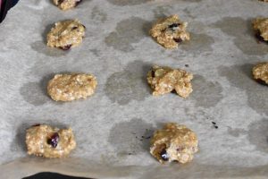 Cookies med tranebær - dejen sættes på bageplade