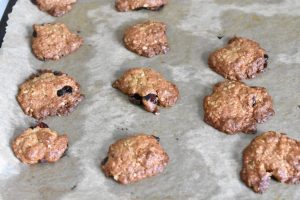 Cookies med tranebær - de færdige cookies på bagepladen