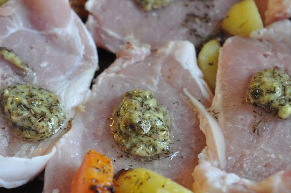 Koteletter i ovn med kartofler og gulerødder