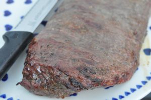 Pastasalat med karry og grønt og grillet flanksteak
