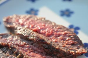 Flanksteak på grill - marineret. Grillet flanksteak