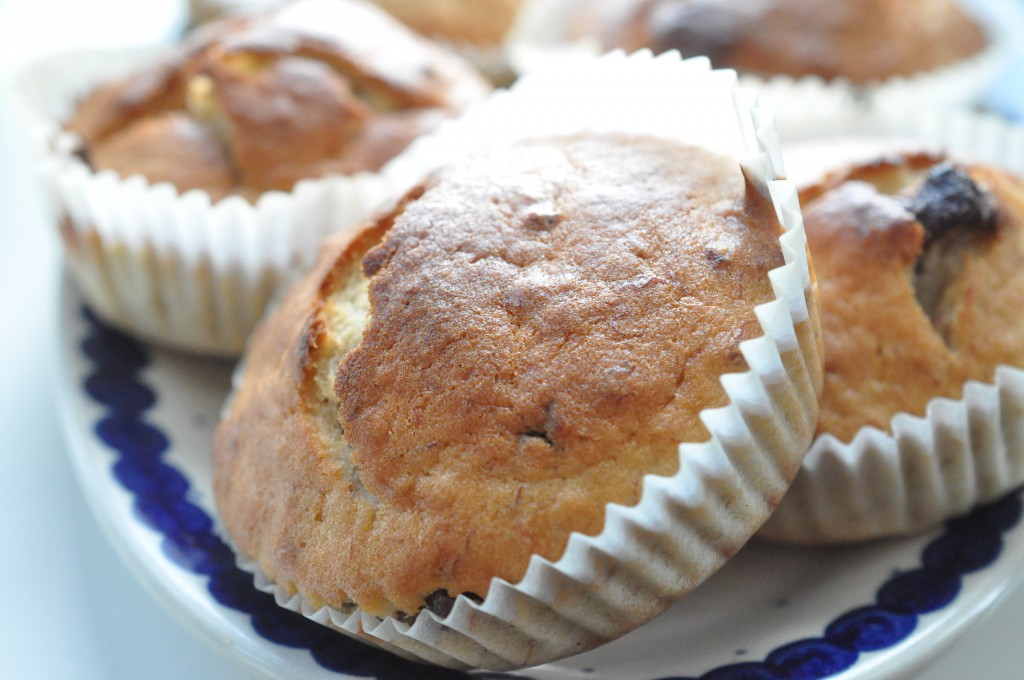 Nemme bananmuffins med peanuts og chokolade