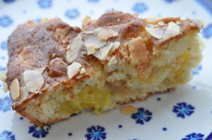 Bagenørdens yndlingskage med mango og marcipan