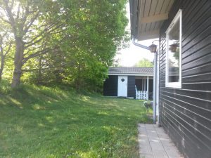 Sommerhuslykke, grill og dybblå himmel
