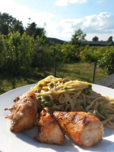 Pasta i flødesovs med ærter og grillet kylling