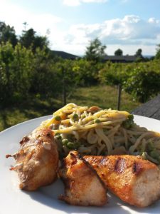 Pasta i flødesovs med ærter og grillet kylling