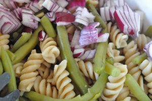 Pastasalat med bønner marineret bønnesalat