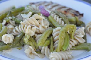 Marineret pastasalat med bønner, rødløg og tomat