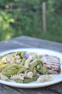 Pastasalat med bønner marineret bønnesalat