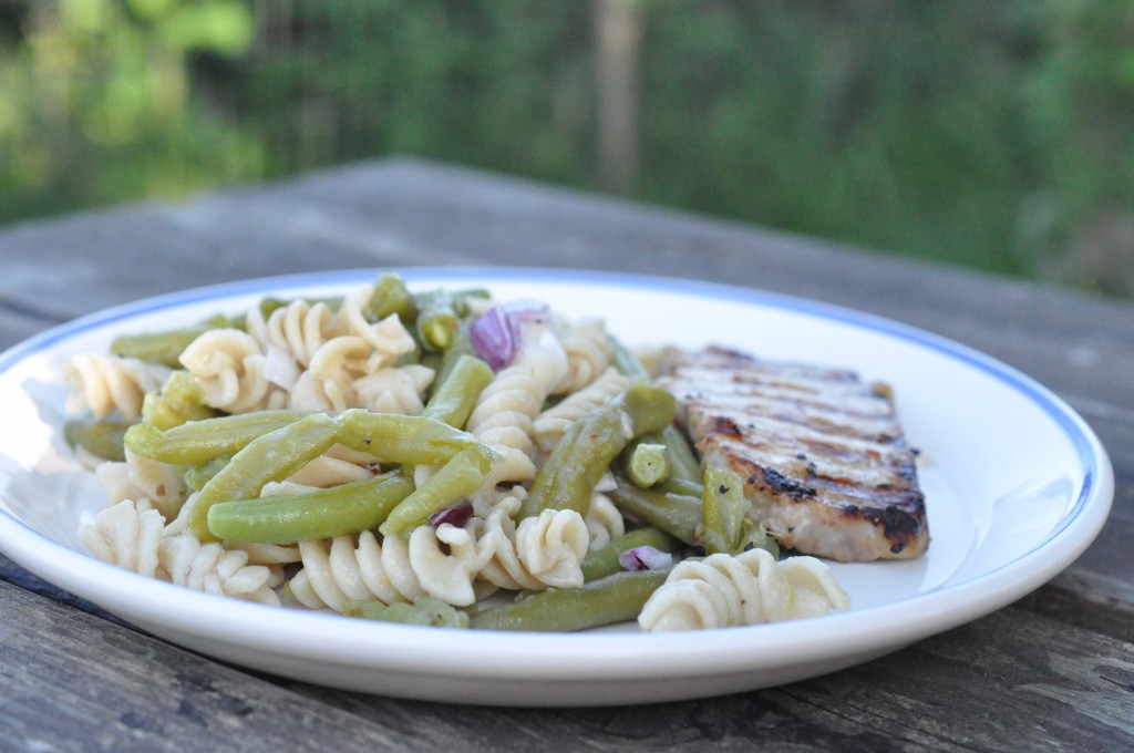 Marineret pastasalat med bønner, rødløg og tomat