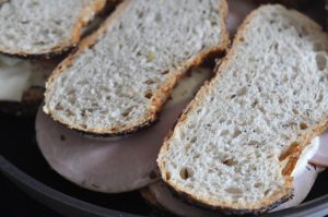 Sprød Croque Monsieur af brødrest