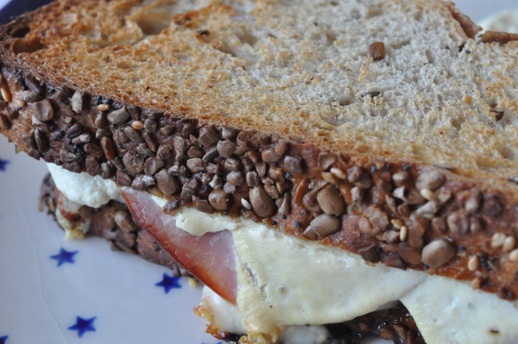 Sprød Croque Monsieur af brødrest