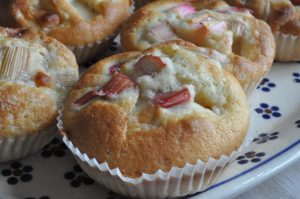 Rabarbermuffins med marcipan - nem opskrift
