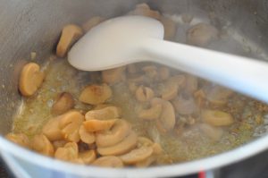 Pasta i flødesovs med ærter og grillet kylling