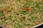 Pasta i flødesovs med ærter og grillet kylling