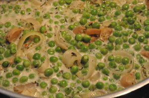 Pasta i flødesovs med ærter og grillet kylling