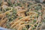 Pasta i flødesovs med ærter og grillet kylling